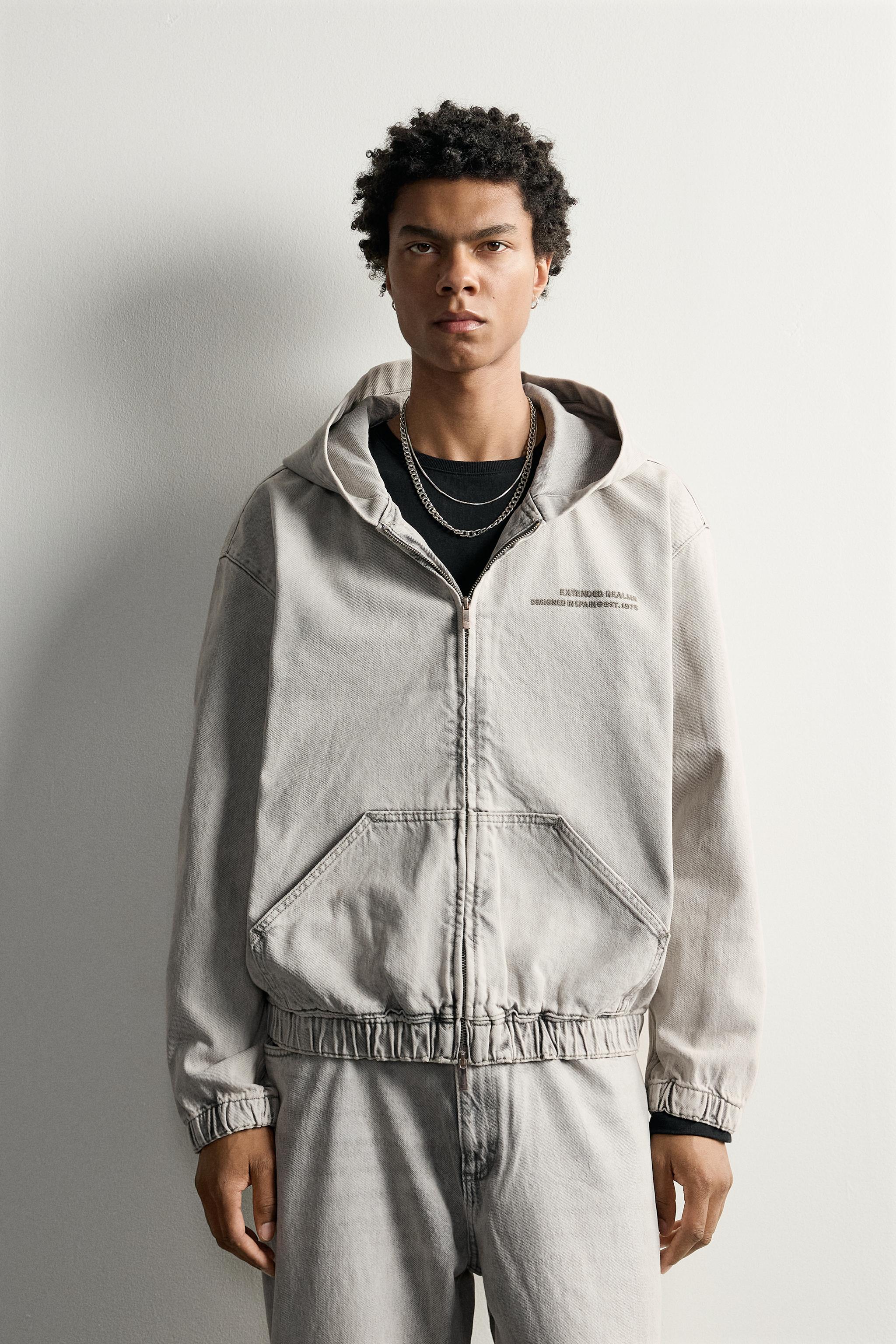 VESTE EN JEAN À CAPUCHE ET BRODERIES